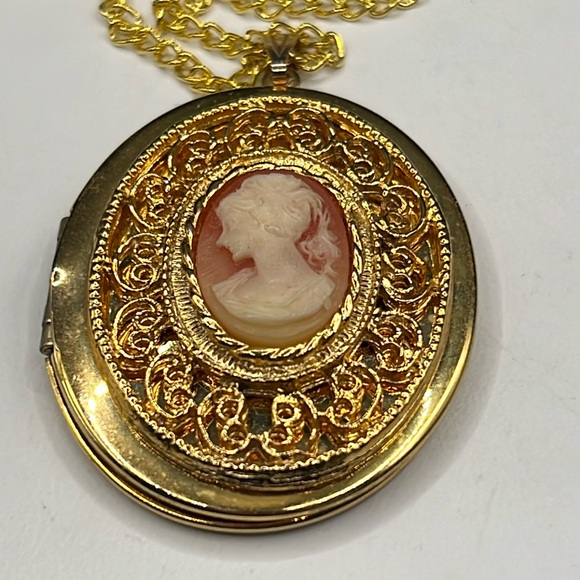 Vintage Jewelry - Vintage cameo locket necklace